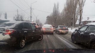 Из-за снегопада движение в Саратове парализовано, трасса на Казахстан закрыта
