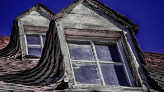 Саратовские спасатели предотвратили падение мужчины с крыши школы