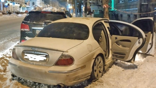 На Вольской «Ягуар» с летними шинами протаранил дерево. Двое в больнице На Вольской «Ягуар» с летними шинами протаранил дерево. Двое в больнице
