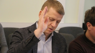 Депутат Самсонов добился отсрочки на обязательную замену нестандартных вывесок в Саратове