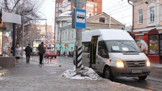 В Саратове водители автобуса и маршрутки устроили разборки на остановке