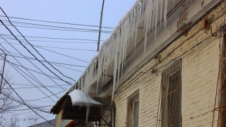 В преддверии оттепели крыши Саратова массово «вооружились» сосульками