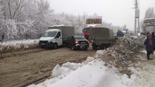 Плохо расчищенные дороги и ДТП «загнали» Саратов в 9-балльные пробки