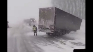 Под Хвалынском несколько грузовиков вылетели с трассы и перевернулись Под Хвалынском несколько грузовиков вылетели с трассы и перевернулись