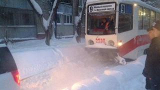 В Саратове трамваи вытаскивали из снежного плена джип и кроссовер 