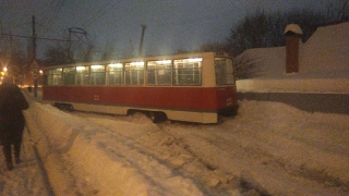 В Саратове снег и пробки остановили движение автобусов и трамваев