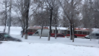 Трамвай «тройка» сошел с рельсов, троллейбусы №10 заблокированы из-за ДТП 