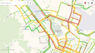 Застрявшие фуры блокировали движение троллейбусов и создали многокилометровые пробки Застрявшие фуры блокировали движение троллейбусов и создали многокилометровые пробки