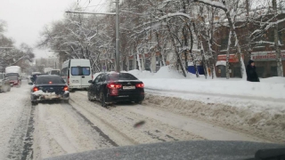 10-балльные заторы на дорогах Саратова не прекратились даже после отступления снегопада