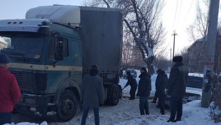 Фура забуксовала в снежной каше и создала затор на Пензенской Фура забуксовала в снежной каше и создала затор на Пензенской