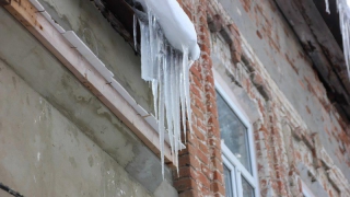 На Московской пенсионер госпитализирован из-за падения льда с крыши