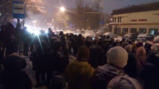 Толпа саратовцев едва не перекрыла дорогу в ожидании автобусов