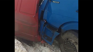 На объездной дороге у Саратова столкнулись несколько машин. Трасса перекрыта На объездной дороге у Саратова столкнулись несколько машин. Трасса перекрыта