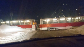 В Солнечном трамвай перекрыл автомобилистам дорогу в центр В Солнечном трамвай перекрыл автомобилистам дорогу в центр