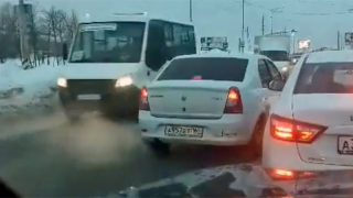 В Юбилейном водители прогнали автохама со встречки. Видео В Юбилейном водители прогнали автохама со встречки. Видео