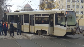 На Астраханской соскочивший с рельсов трамвай перекрыл дорогу