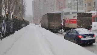 За 3 часа снегопад полностью остановил движение в центре Саратова
