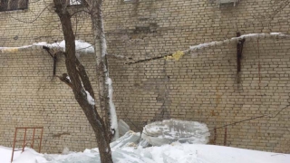 Очевидец: В Ленинском районе глыба льда разорвала трубу на доме