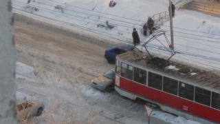 Трамваи «девятки» почти 3 часа простояли из-за столкновения вагона и легковушки