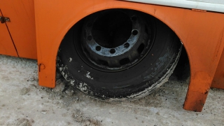 На проспекте Строителей автобус с отвалившимся колесом перекрыл дорогу На проспекте Строителей автобус с отвалившимся колесом перекрыл дорогу