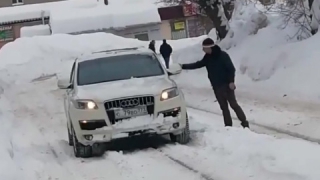 Саратовские автомобилисты ездят по расчищенным рельсам и засыпают их снегом Саратовские автомобилисты ездят по расчищенным рельсам и засыпают их снегом