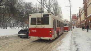 Два трамвайных и три троллейбусных маршрута встали из-за ДТП и неисправного вагона