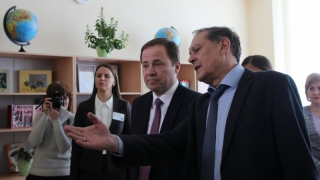 В Энгельсе полпреду президента Комарову показали «Школу нового века»