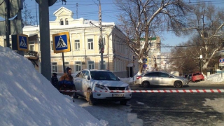 Неизвестные перекрыли улицу в центре Саратова ради уборки снега