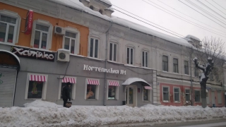 В центре города на саратовца упала наледь со снегом В центре города на саратовца упала наледь со снегом