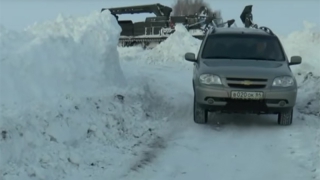Федеральные ТВ заинтересовались уборкой снега военными в Саратовской области
