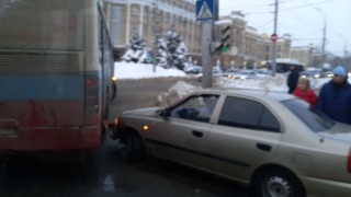 Пробки в Саратове: Столкновение автобуса и легковушки вызвало затор на Московской
