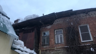 Дети и инвалид замерзают в доме с рухнувшей крышей