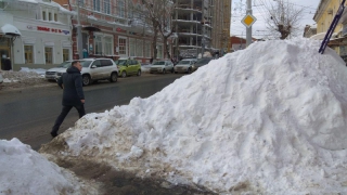 В администрации рассказали, кто завалил снегом тротуар на Московской