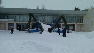 На главной площади Новоузенска снег сломал пополам металлическую сцену