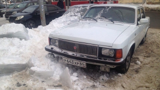 На Московской снег и лед рухнул на автомобиль