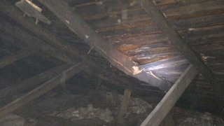 Очевидцы: В центре Саратова вот-вот рухнет крыша многоквартирного дома