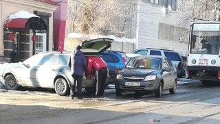 Трамваи маршрутов №9 и №10 заблокированы двумя ДТП Трамваи маршрутов №9 и №10 заблокированы двумя ДТП