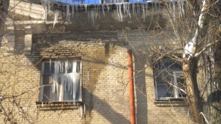 Жители пятиэтажки жалуются на протекающую крышу и равнодушие УК