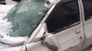 В Пензе свалившийся с крыши снег раздавил автомобиль жителя Ртищева