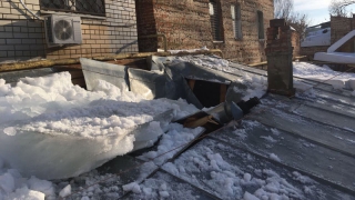В центре Саратова упавшая наледь проломила крышу частного дома