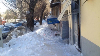 В центре Саратова тротуар завалили снегом и льдом