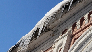 На Чапаева глыба льда свалилась на прохожую со здания у цирка