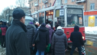 На Осипова водитель грузовика мешал движению трамвая и отказывался уезжать На Осипова водитель грузовика мешал движению трамвая и отказывался уезжать