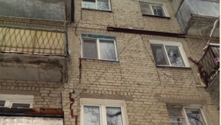 Саратовцы боятся жить в пятиэтажке с трещинами и разрушенными лестницами