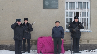 В Перелюбе увековечили память погибшего в Грозном полицейского