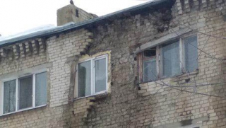 В центре Саратова рушится фасад жилой пятиэтажки