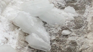 В центре Саратова на двух женщин с крыши упала глыба льда