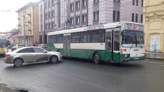 На Московской из-за столкновения автобуса и легковушки встали троллейбусы