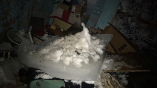 Упавший с 2-х домов снег повредил трубы и оставил жителей Заводского без отопления