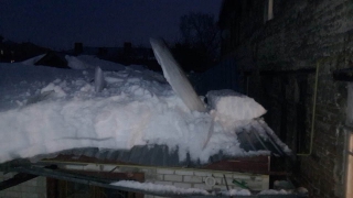 В центре Саратова глыба льда проломила крышу дома и рухнула в ванную